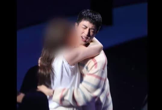 본문 이미지 - 한 일본 여성이 BTS&#40;방탄소년단&#41; 멤버 진에세 기습 키스를 하고 있다. 출처=유튜브