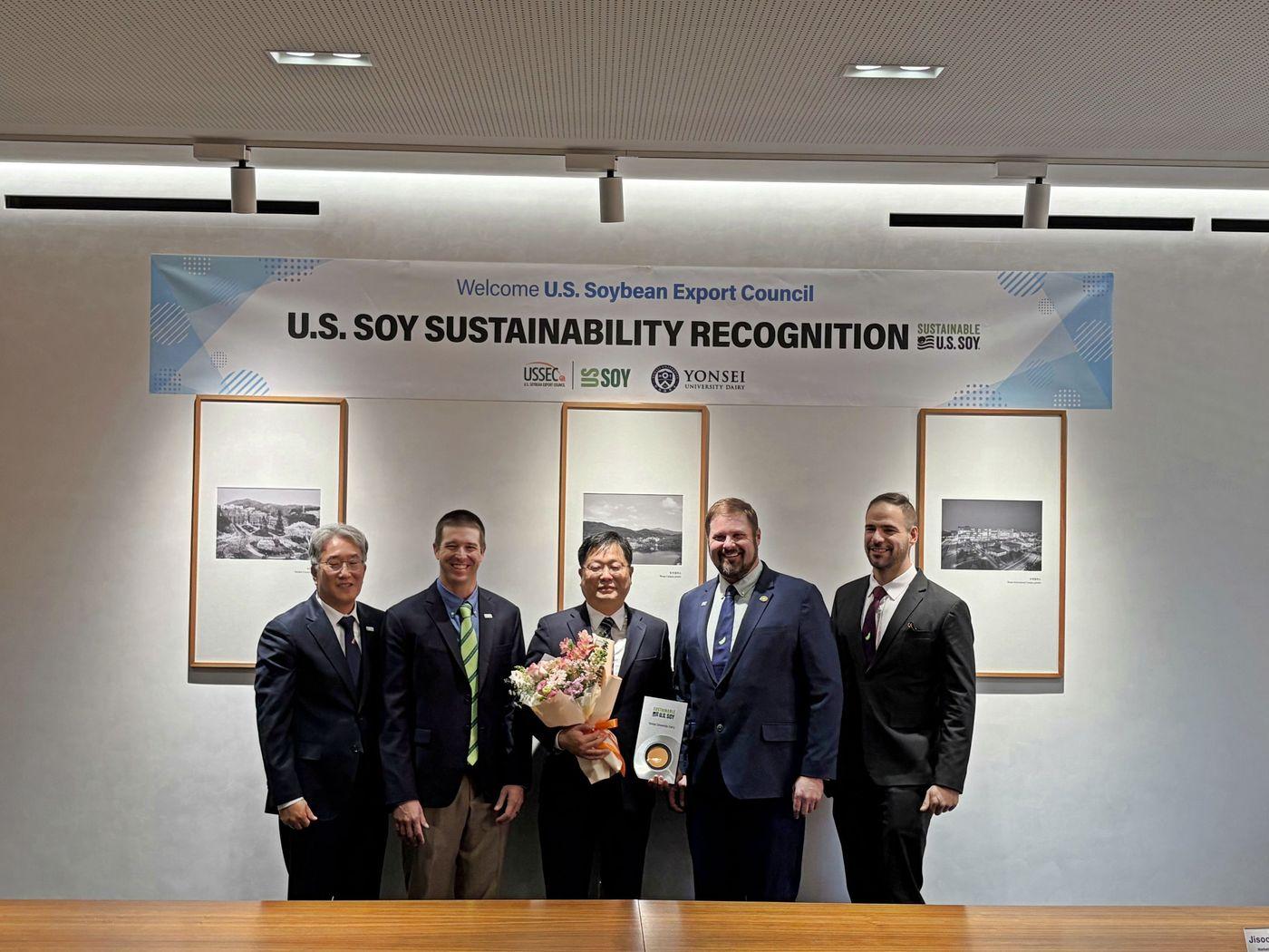 본문 이미지 - &#40;왼쪽부터&#41;이형석 미국대두협회 한국지사 대표, 매튜 게던 미국대두위원회 이사, 손범락 연세유업 상무, 채드 워너 오하이오 대두협회 이사, 윌 맥네어 미국대두협회 글로벌 이사&#40;연세유업 제공&#41;