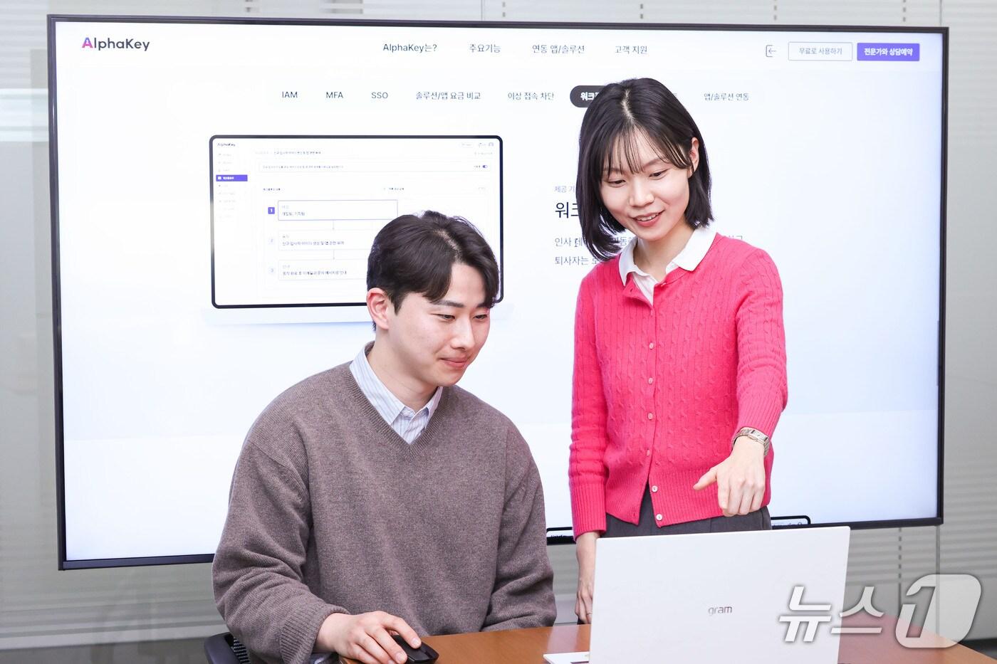 LG유플러스 직원들이 워크플로우 스튜디오 등 알파키의 주요 기능을 소개하고 있는 모습. 2025.11.21/뉴스1&#40;LG유플러스 제공&#41;