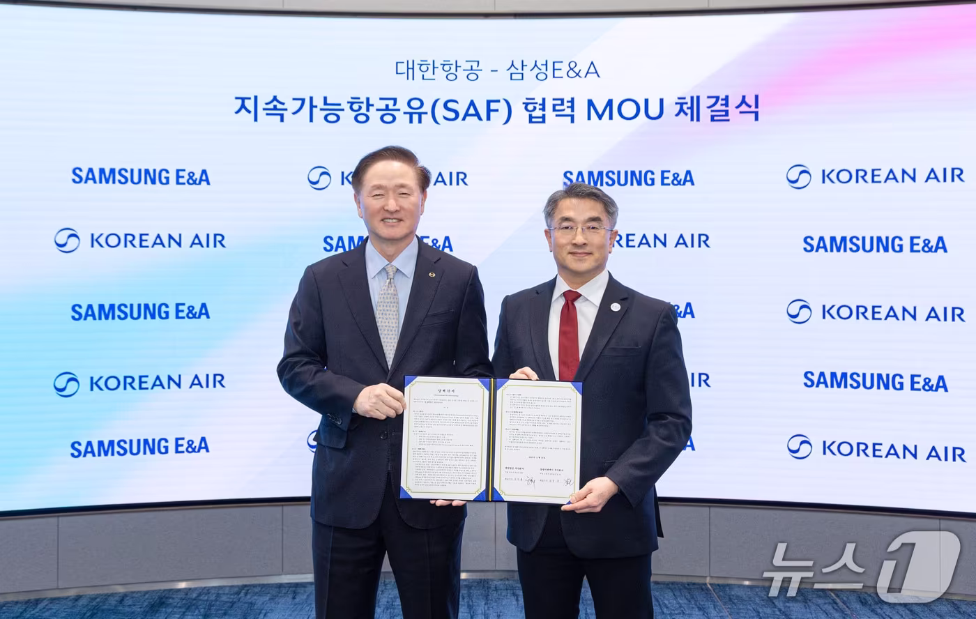 20일 서울 강서 대한항공 본사에서 우기홍 대한항공 부회장&#40;왼쪽&#41;과 남궁홍 삼성E&A 대표&#40;오른쪽&#41;가 &#39;지속가능항공유&#40;SAF&#41; 협력을 위한 양해각서&#40;MOU&#41;&#39;를 체결한 뒤 기념 사진을 촬영한 모습&#40;대한항공 제공&#41;. 2025.11.20.