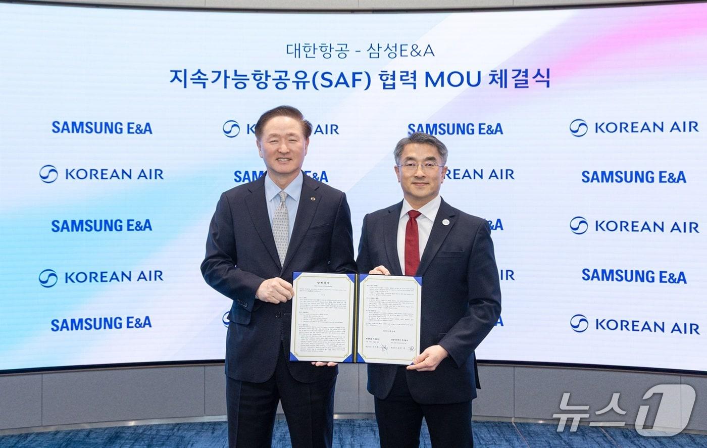 남궁홍 삼성E&A 사장&#40;오른쪽&#41;과 우기홍 대한항공 부회장이 기념촬영하고 있다. &#40;삼성 E&A 제공&#41; 뉴스1 ⓒ News1