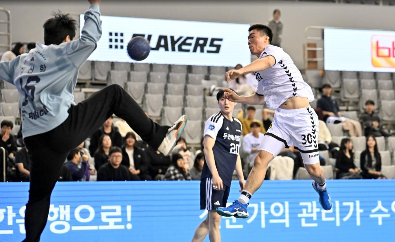 본문 이미지 - 두산이 핸드볼 H리그에서 상무에 패했다.&#40;H리그 제공&#41; 