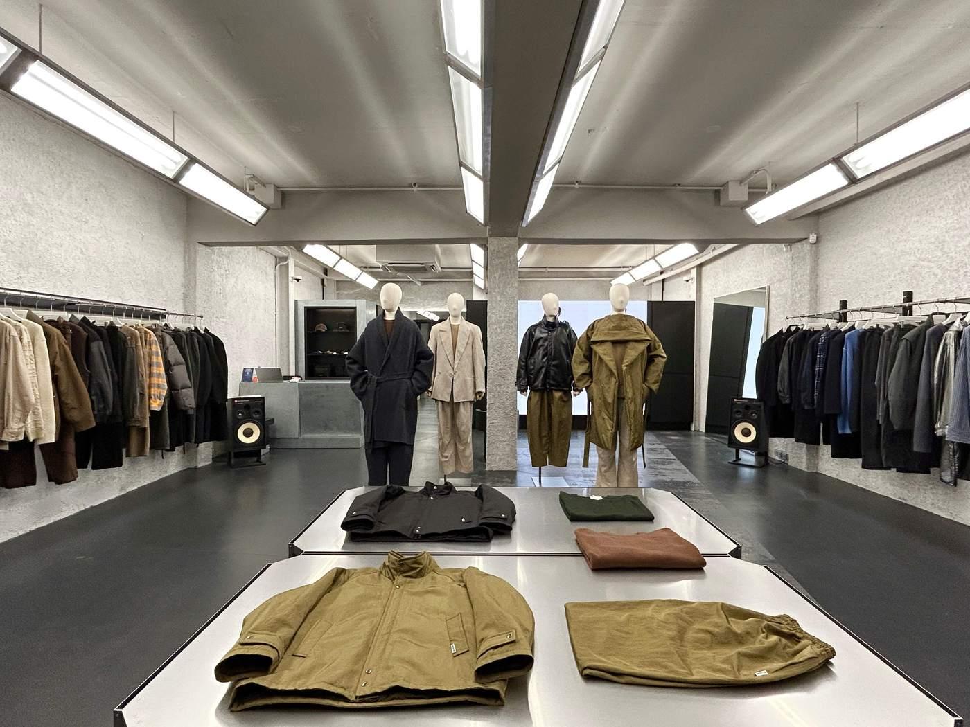 본문 이미지 - 커스텀멜로우가 30일까지 성수 플래그십스토어에서 세계적인 디자이너 헤드 메이너와 함께한 25F/W 협업 컬렉션을 선보인다.(커스텀멜로우제공)