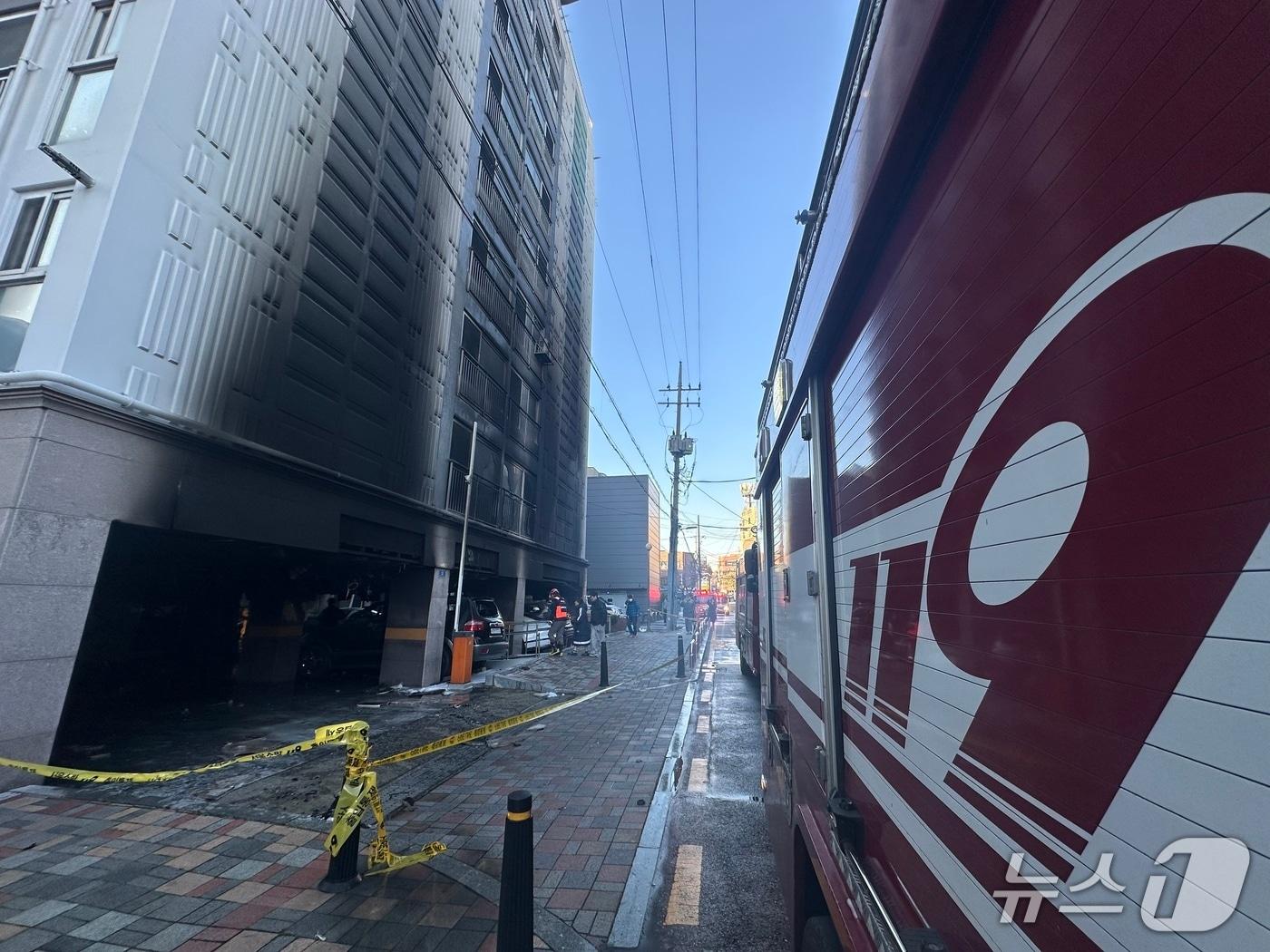 본문 이미지 - 21일 서울 양천구 신월동 아파트 화재 현장의 모습. 2025.11.21/뉴스1 ⓒ News1 강서연 기자