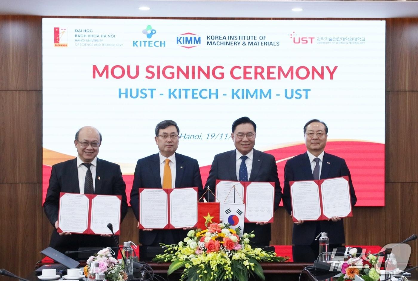 후인 꾸옛 탕 하노이과기대 총장&#40;맨 왼쪽&#41;과 이상목 생기연 원장&#40;왼쪽 두 번째&#41;, 류석현 기계연 원장&#40;오른쪽 두 번째&#41;, 강대임 UST 총장이 외국인 인재 유치 확대를 위한 4자간 업무협약을 체결하고 기념사진을 촬영하고 있다.&#40;UST 제공&#41; /뉴스1