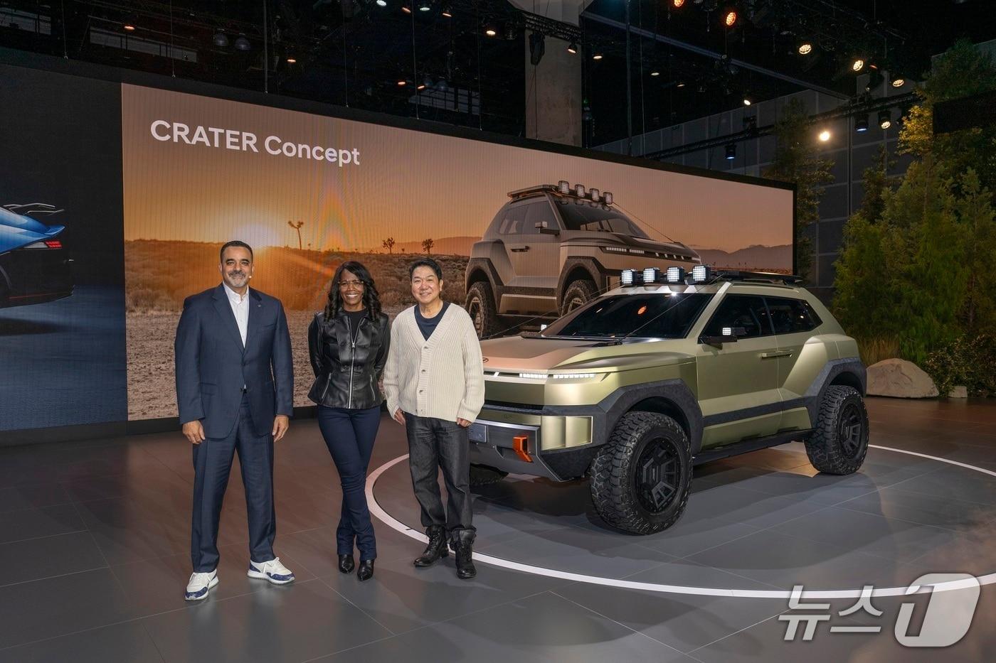 20일&#40;현지시각&#41; 미국 로스앤젤레스&#40;LA&#41; 컨벤션 센터에서 열린 &#39;2025 LA 오토쇼&#39;에서 &#40;왼쪽부터&#41; 랜디 파커 현대차 북미권역본부장 최고경영자&#40;CEO&#41;와 올라 비시 보일 현대차 북미 제품 담당 임원, 이상엽 현대제네시스글로벌디자인담당 부사장이 콤팩트 오프로드 콘셉트카 &#39;크레이터&#39;&#40;CRATER&#41;를 세계 최초로 공개한 뒤 기념 사진을 촬영한 모습&#40;현대차 제공&#41;. 2025.11.20.