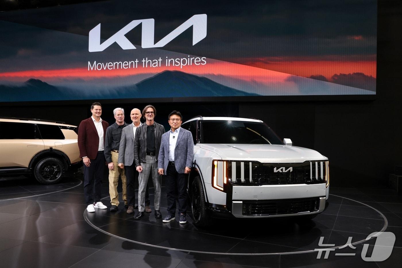 형 텔루라이드 앞에서 기아 북미권역 관계자들이 기념촬영을 하고 있다. 왼쪽부터 기아 미국법인 영업담당 상무 에릭 왓슨, 기아 미국법인 마케팅담당 상무 러셀 와거, 기아 미국법인 상품담당 디렉터 오스 헤드릭, 기아 미국 디자인센터 수석 디자이너 탐 컨스, 기아 북미권역본부장 윤승규 부사장. &#40;기아 제공&#41;