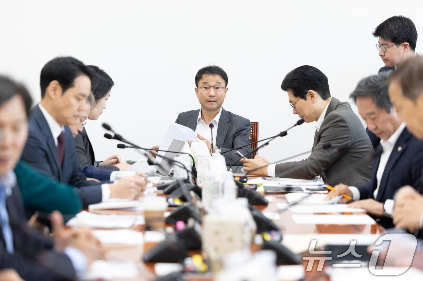 21일 서울 여의도 국회에서 열린 제429회국회&#40;정기회&#41; 예산결산특별위원회 제5차 예산안등조정소위원회에서 한병도 위원장이 자료를 살펴보고 있다. 2025.11.21/뉴스1 ⓒ News1 이승배 기자