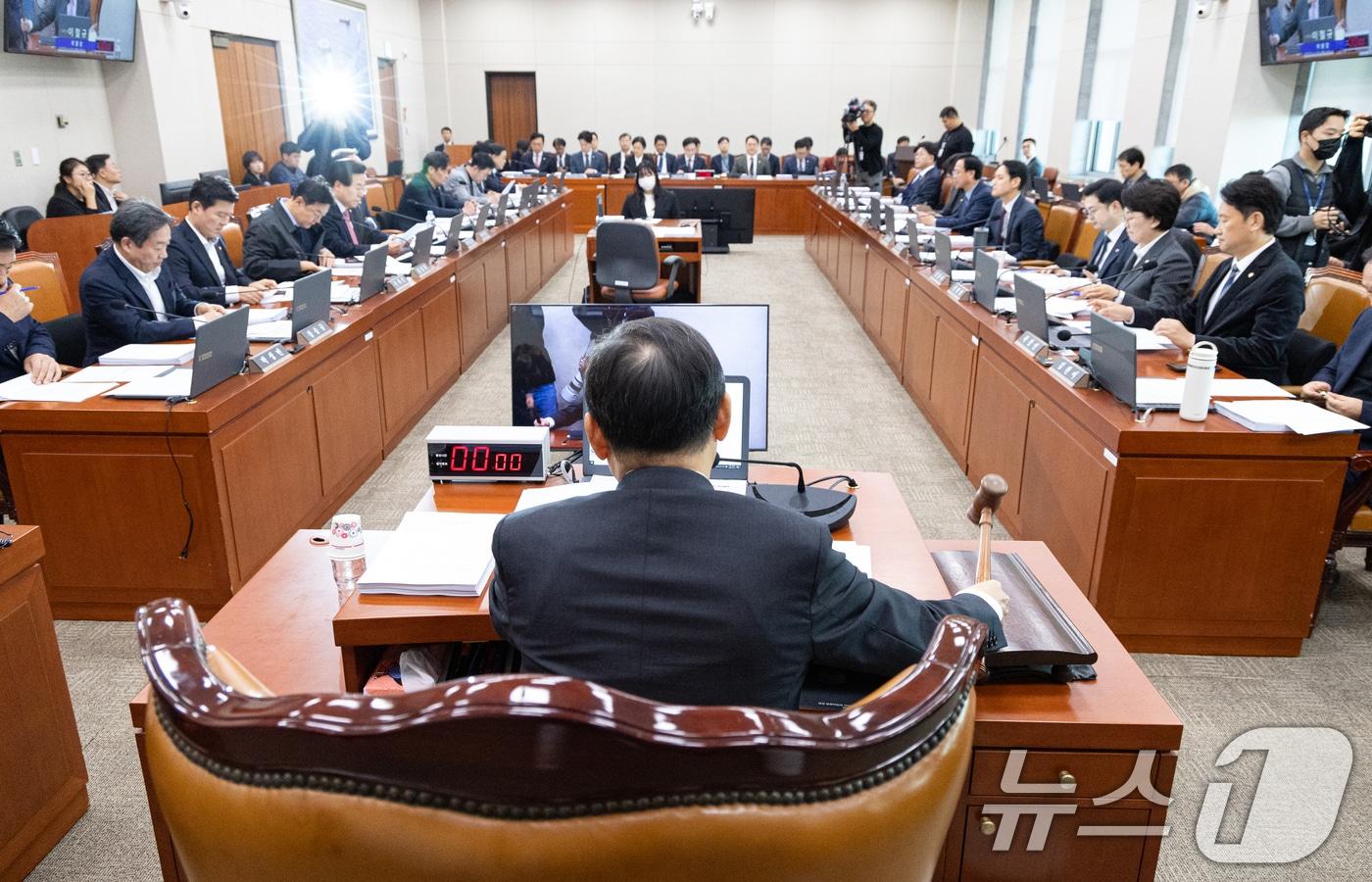 21일 서울 여의도 국회에서 열린 제429회국회&#40;정기회&#41; 산업통상자원중소벤처기업위원회 제8차 전체회의에서 이철규 위원장이 의사봉을 두드리고 있다. 2025.11.21/뉴스1 ⓒ News1 이승배 기자