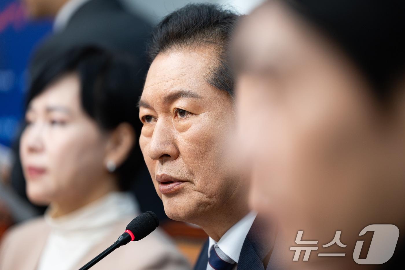 정청래 더불어민주당 대표가 지난 21일 서울 여의도 국회에서 열린 최고위원회의에서 모두 발언을 하고 있다. 2025.11.21/뉴스1 ⓒ News1 유승관 기자