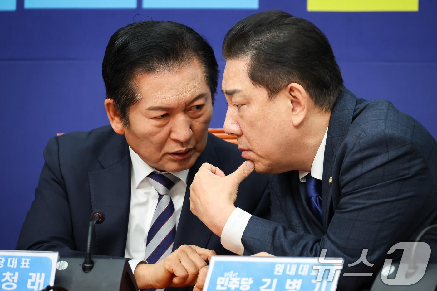 정청래 더불어민주당 대표와 김병기 원내대표가 21일 서울 여의도 국회에서 열린 최고위원회의에서 대화하고 있다. 2025.11.21/뉴스1 ⓒ News1 유승관 기자