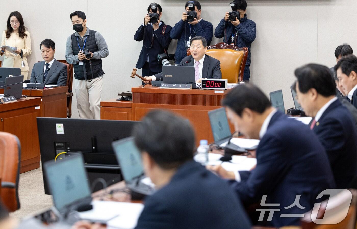 21일 서울 여의도 국회에서 열린 제429회국회&#40;정기회&#41; 산업통상자원중소벤처기업위원회 제8차 전체회의에서 이철규 위원장이 의사봉을 두드리고 있다. 2025.11.21/뉴스1 ⓒ News1 이승배 기자