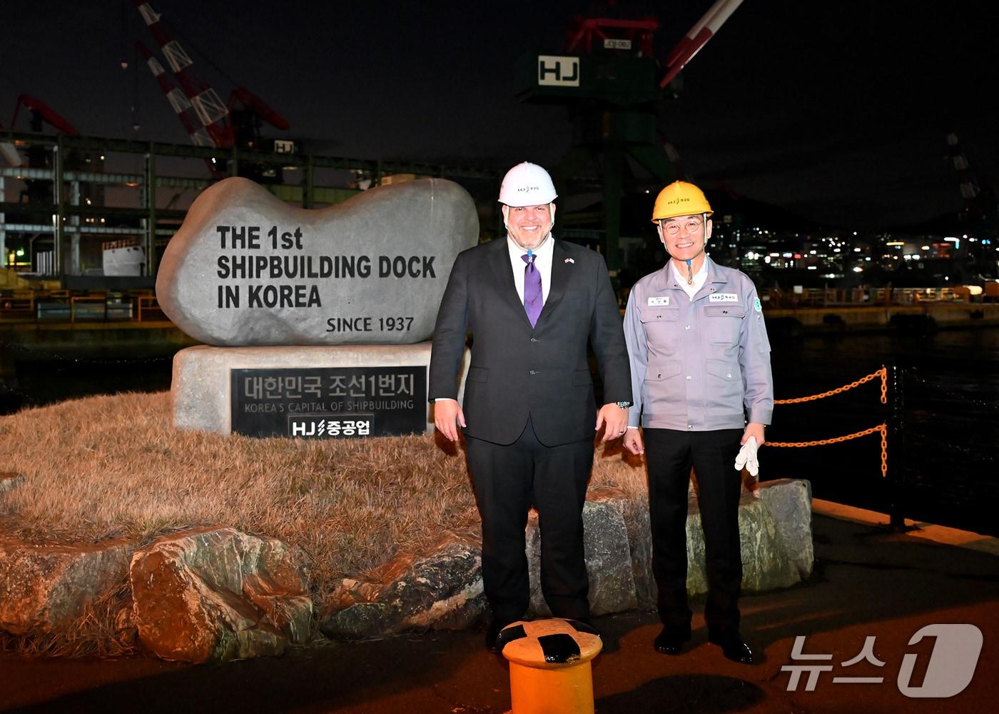 본문 이미지 - HJ중공업을 방문한 알렉스 크루츠(Alex Krutz) 미 상무부 부차관보(왼쪽)와 HJ중공업 유상철 대표.(HJ중공업 제공. 재판매 및 DB금지)