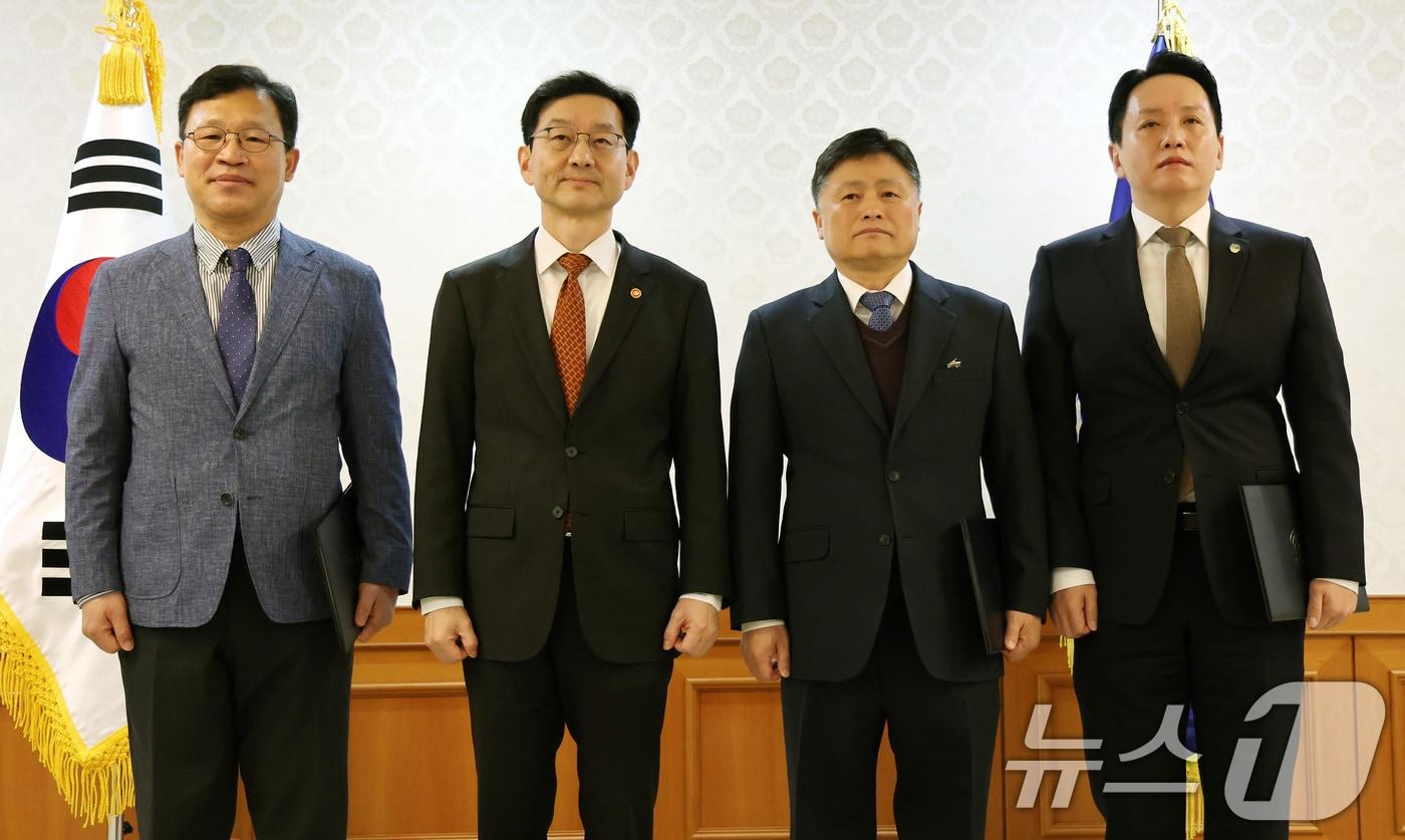 윤창렬 국무조정실장이 21일 오전 서울 종로구 정부서울청사에서 열린 헌법존중 정부혁신 TF 자문단 위촉식에서 참석자들과 기념촬영을 하고 있다. 왼쪽부터 윤태범 한국방송통신대학교 행정학과 교수, 윤 국무조정실장, 김정민 법무법인 열린사람들 대표변호사, 임태훈 군인권센터 소장. 2025.11.21/뉴스1 ⓒ News1 임세영 기자