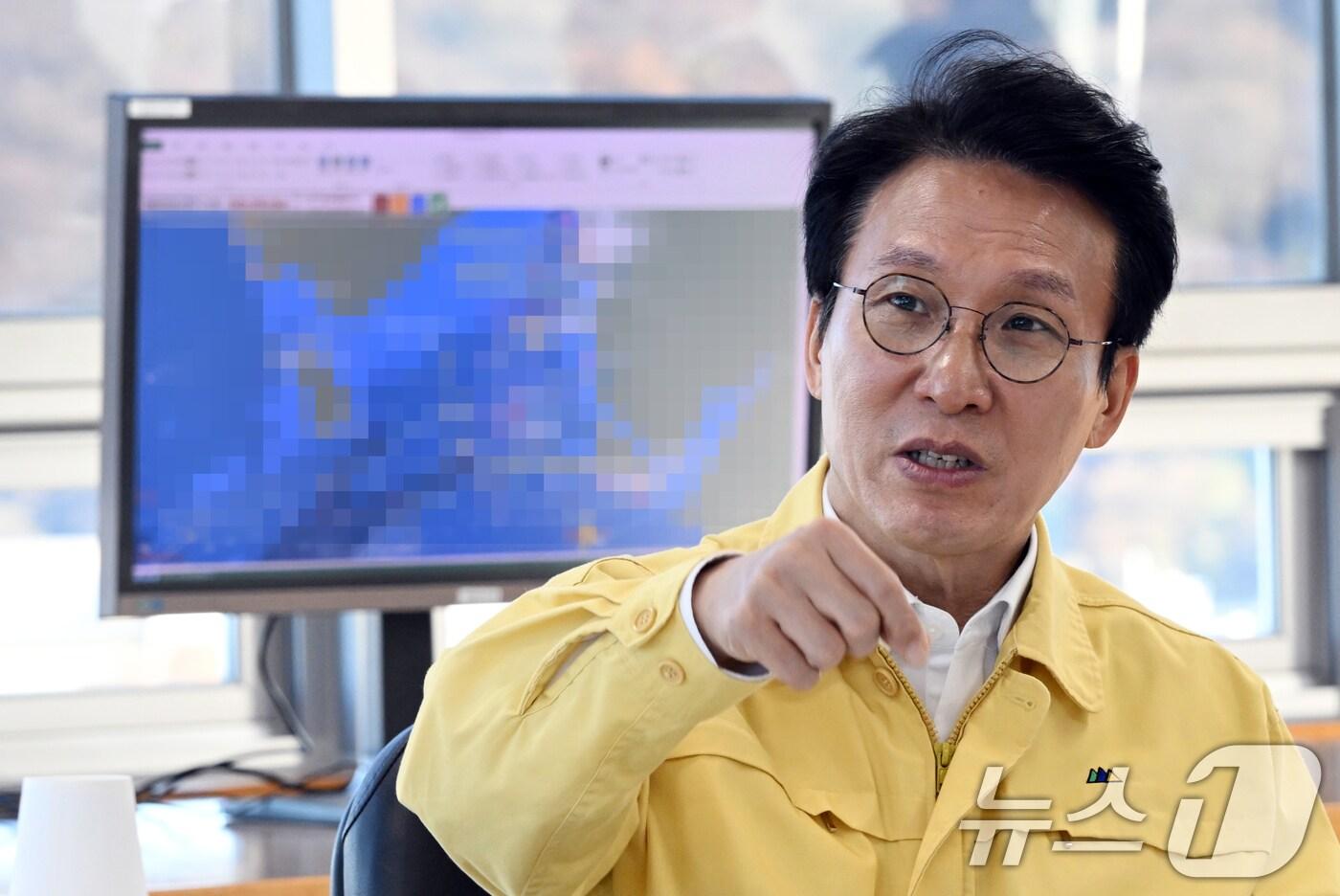 김민석 국무총리가 21일 오전 인천시 중구 인천항 해상교통관제센터(VTS)를 찾아 동절기 해양안전사고 예방 방안 및 업무현황을 보고 받은 뒤 질문을 하고 있다. 2025.11.21/뉴스1 ⓒ News1 청사사진기자단