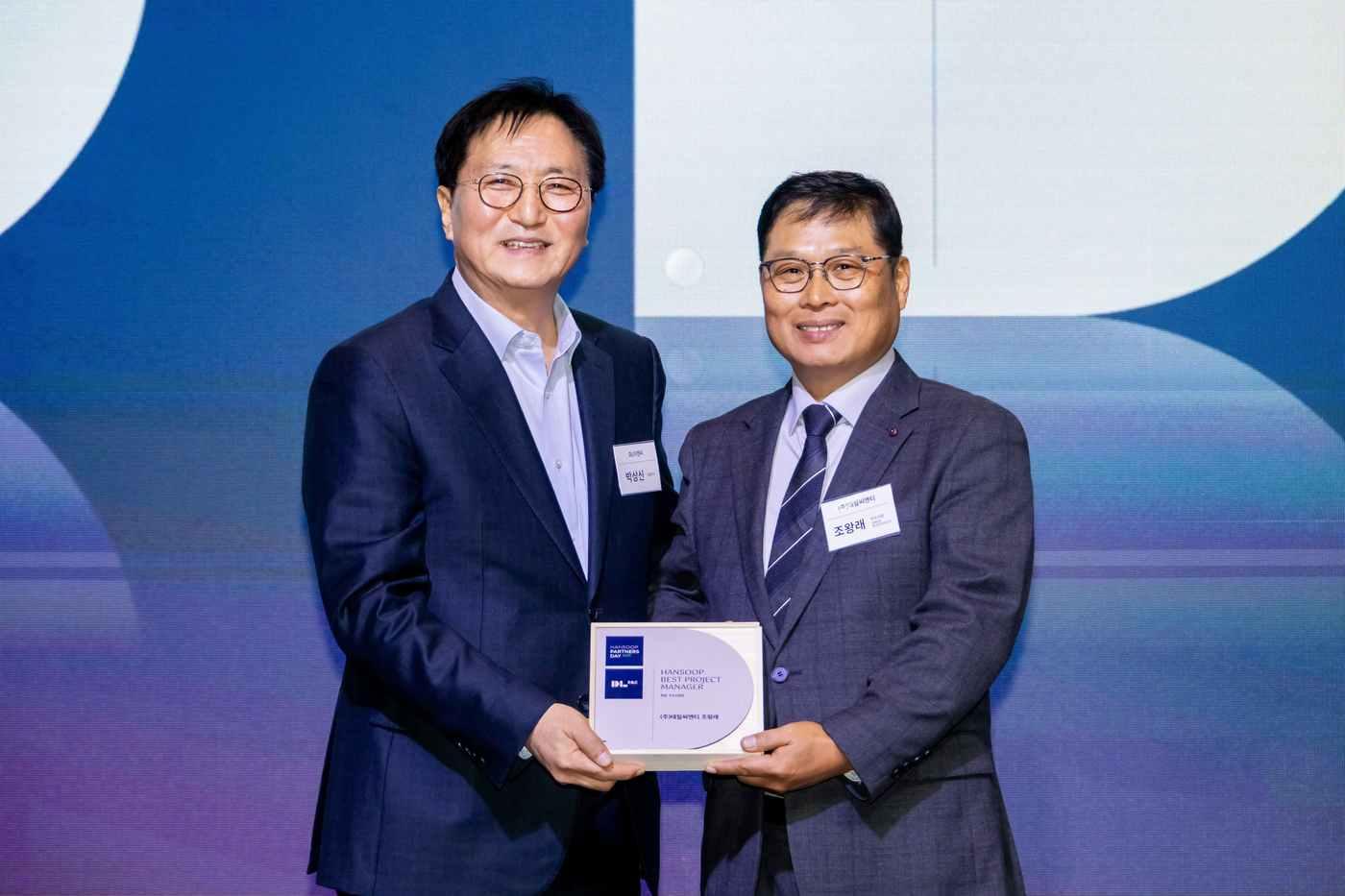 17일 서울 여의도 글래드호텔에서 열린 한숲 파트너스 데이 행사에서 박상신 DL이앤씨 대표&#40;왼쪽&#41;와 조왕래 태일씨앤티 소장이 기념 촬영을 하고 있다.&#40;DL이앤씨 제공&#41;/ 뉴스1 ⓒ News1
