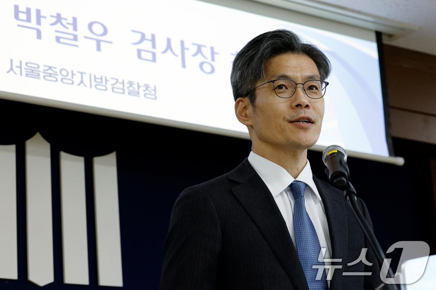 본문 이미지 - 박철우 신임 서울중앙지검장이 21일 오전 서울 서초구 서울중앙지방검찰청에서 열린 제66대 서울중앙지방검찰청 검사장 취임식에서 취임사를 하고 있다. 2025.11.21 ⓒ 뉴스1 박정호 기자