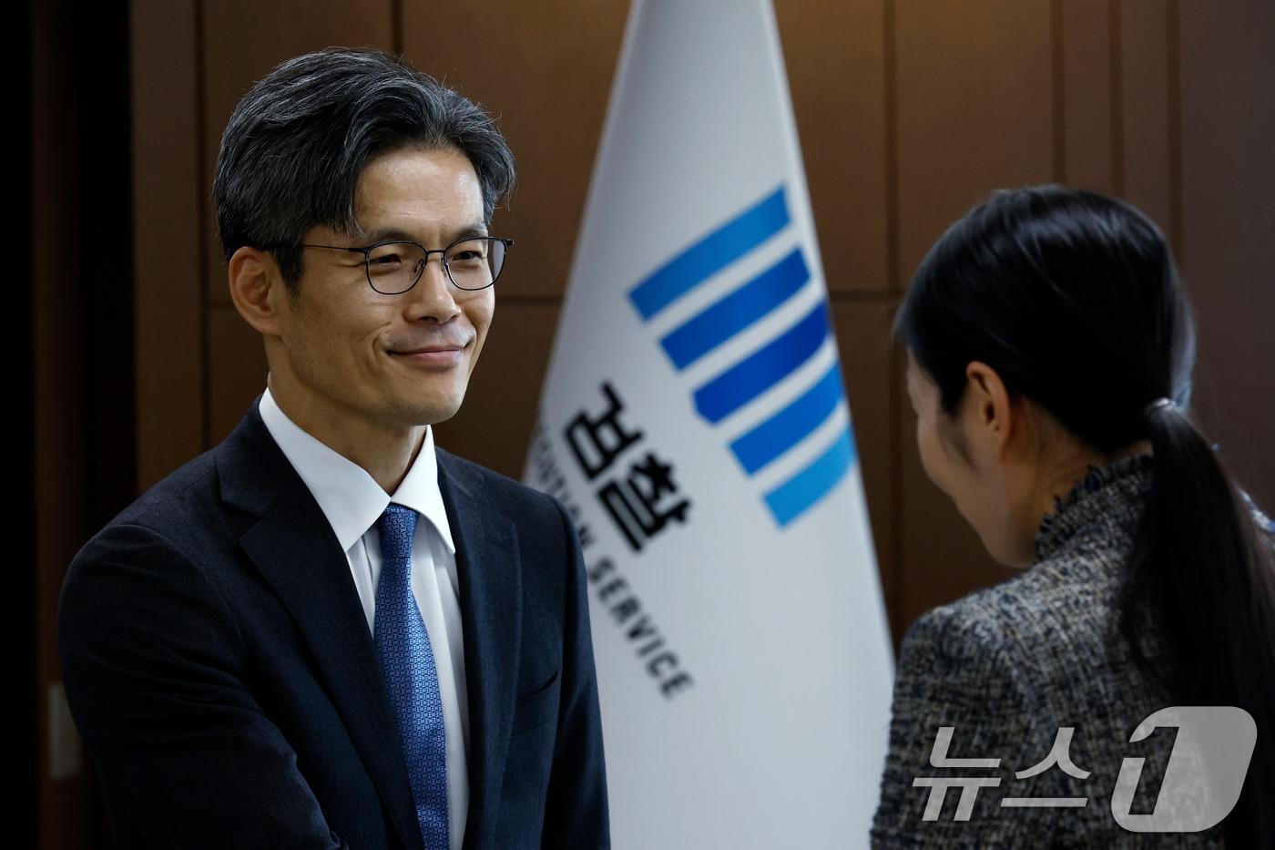 박철우 신임 서울중앙지검장이 21일 오전 서울 서초구 서울중앙지방검찰청에서 열린 제66대 서울중앙지방검찰청 검사장 취임식에서 직원들과 인사를 나누고 있다. 2025.11.21/뉴스1 ⓒ News1 박정호 기자