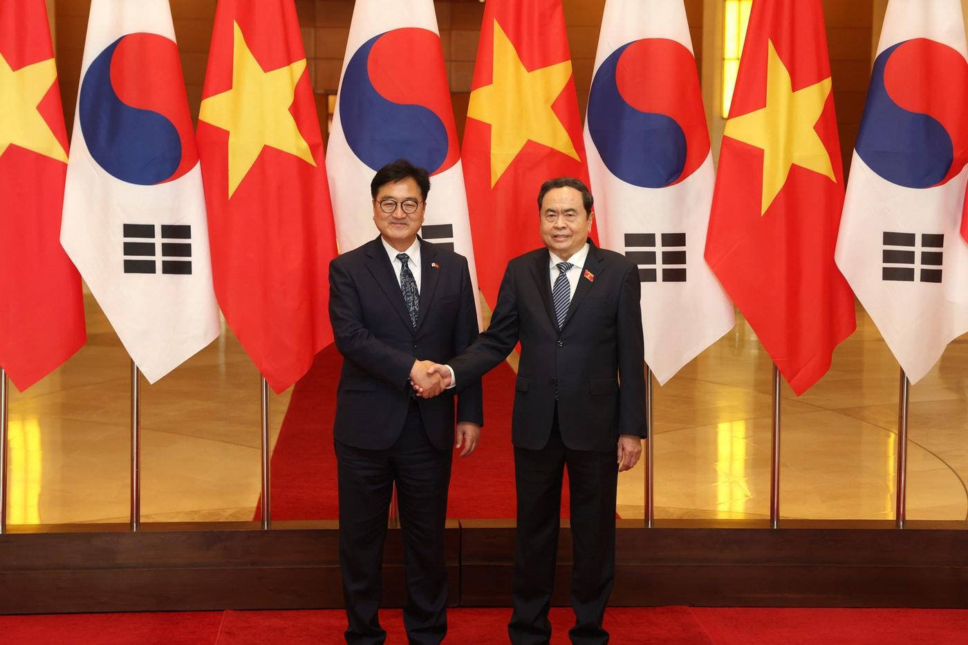 우원식 국회의장이 쩐 타잉 먼 베트남 국회의장과 기념촬영을 하고 있다&#40;국회 제공&#41;.