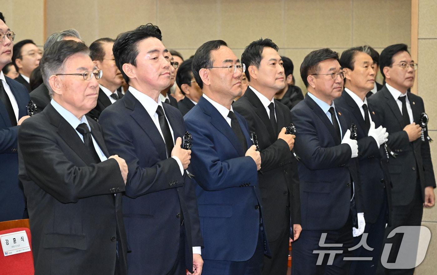 김덕룡 김영삼민주센터 이사장과 강훈식 대통령비서실장을 비롯한 참석자들이 21일 오전 서울 동작구 서울현충원에서 열린 '김영삼 전 대통령 서거 10주기 추모식'에서 국민의례를 하고 있다. 왼쪽부터 김 이사장, 강 비서실장, 주호영 국회부의장, 장동혁 국민의힘 대표, 윤호중 행정안전부 장관, 권오을 국가보훈부 장관, 송언석 국민의힘 원내대표. (공동취재) 2025.11.21/뉴스1 ⓒ News1 황기선 기자