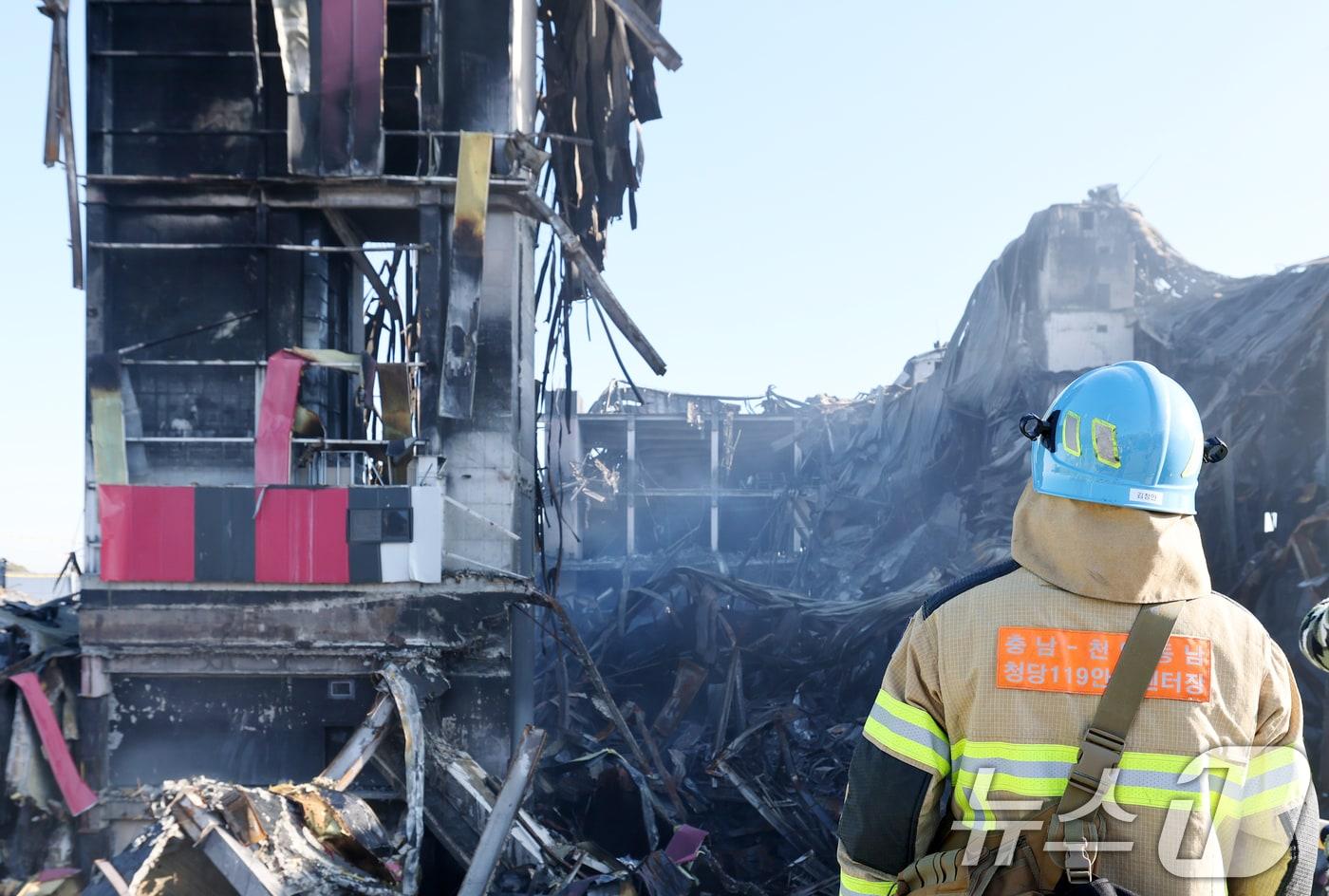 이랜드패션 물류센터 화재 현장감식이 실시된 21일 충남 천안시 동남구 풍세면 이랜드유통 천안 물류센터에서 소방관이 화재현장을 바라보고 있다. 2025.11.21/뉴스1 ⓒ News1 김기태 기자