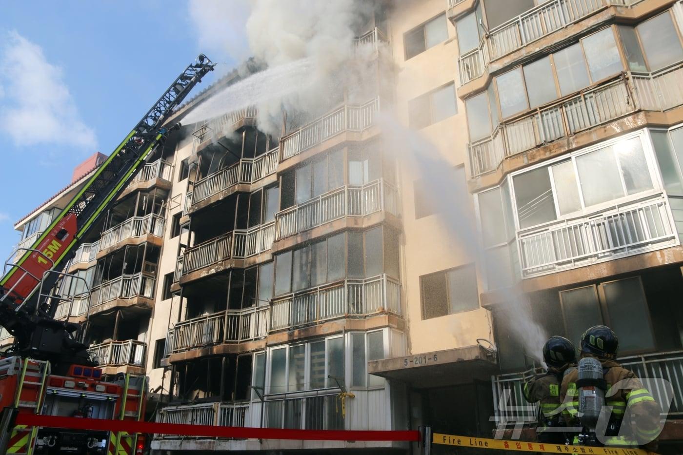 제주소방서가 21일 오전 제주시 이도2동 이도주공 아파트에서 철거 예정 건물을 활용한 실화재 훈련에 나서고 있다. 2025.11.21/뉴스1 ⓒ News1 홍수영 기자