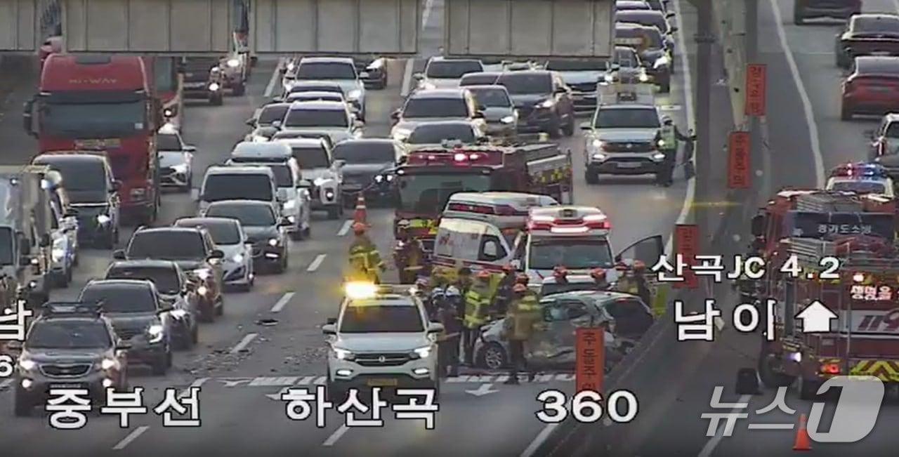 본문 이미지 - 사고 현장. &#40;한국도로공사 CCTV 갈무리&#41;