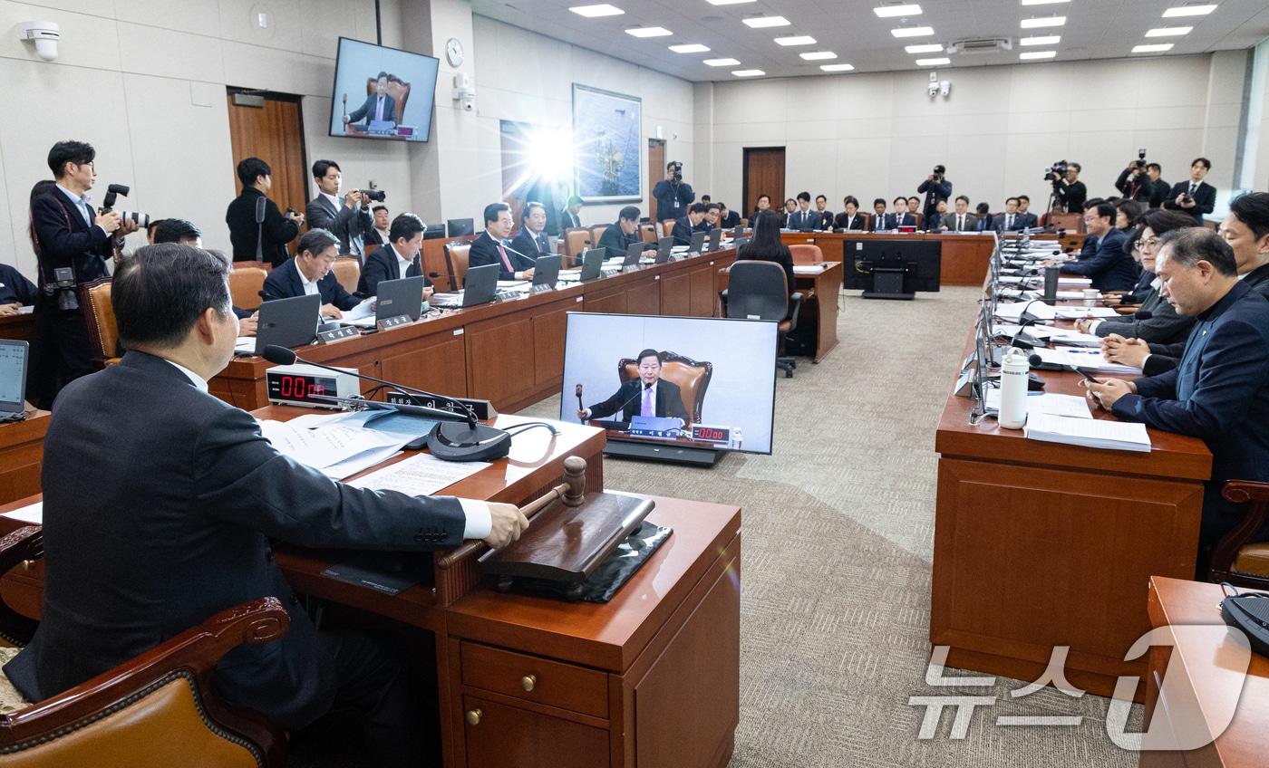 21일 서울 여의도 국회에서 열린 제429회국회&#40;정기회&#41; 산업통상자원중소벤처기업위원회 제8차 전체회의에서 이철규 위원장이 의사봉을 두드리고 있다. 2025.11.21/뉴스1 ⓒ News1 이승배 기자