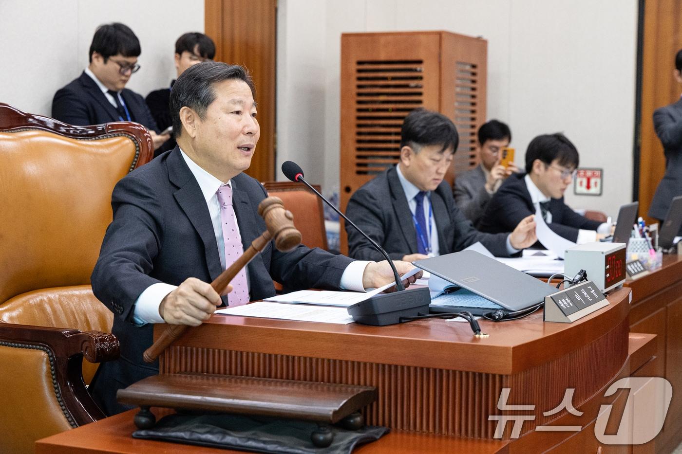 21일 서울 여의도 국회에서 열린 제429회국회&#40;정기회&#41; 산업통상자원중소벤처기업위원회 제8차 전체회의에서 이철규 위원장이 의사봉을 두드리고 있다. 2025.11.21/뉴스1 ⓒ News1 이승배 기자