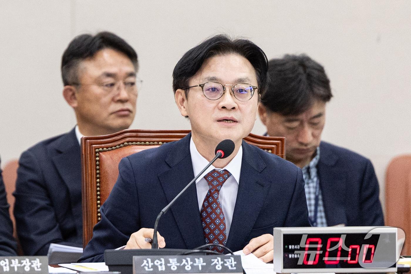 본문 이미지 - 김정관 산업통상부 장관이 21일 서울 여의도 국회에서 열린 제429회국회(정기회) 산업통상자원중소벤처기업위원회 제8차 전체회의에 출석해 의원 질의에 답변하고 있다. 2025.11.21 ⓒ 뉴스1 이승배 기자