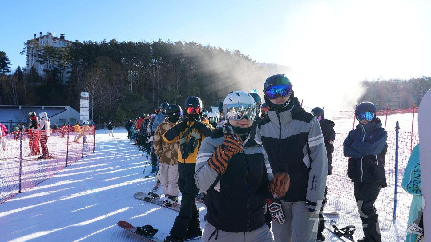 21일 오전 강원 평창군 모나용평리조트 스키장에서 열린 2025-2026 시즌 스키장 개장식에서 스키어들이 리프트를 기다리고 있다. 이날 개장을 시작으로 강원권 주요 스키장들이 본격적인 겨울철 운영에 들어간다.&#40;모나용평 제공, 재판매 및 DB 금지&#41; 2025.11.21/뉴스1 ⓒ News1 윤왕근 기자