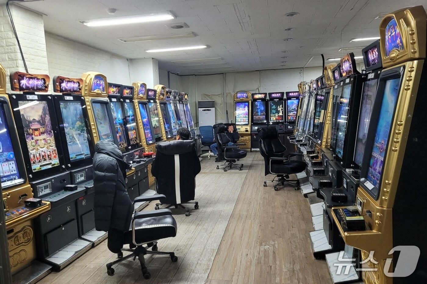  불법 환전으로 경찰에 적발된 사행성 게임장 모습.(충주경찰서 제공. 재판매 및 DB금지)/뉴스1