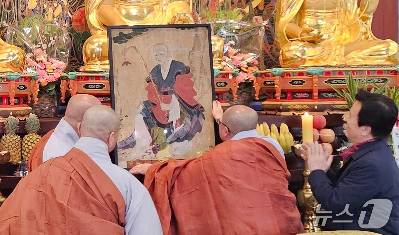 본문 이미지 - 진주 호국사에서 21일 독성도 공개행사가 열리고 있다. 2025.11.21/뉴스1 한송학기자