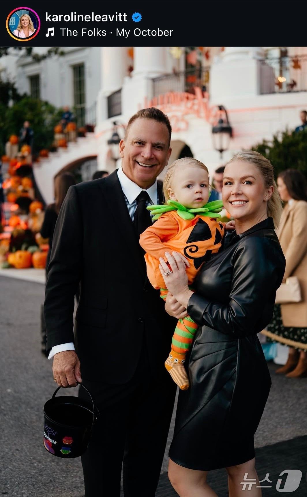 본문 이미지 - 캐롤라인 레빗 미국 백악관 대변인과 그의 남편과 아들인 니콜라스 리치오와 니코. (출처=캐롤라인 레빗 인스타그램) 2025.11.2./뉴스1