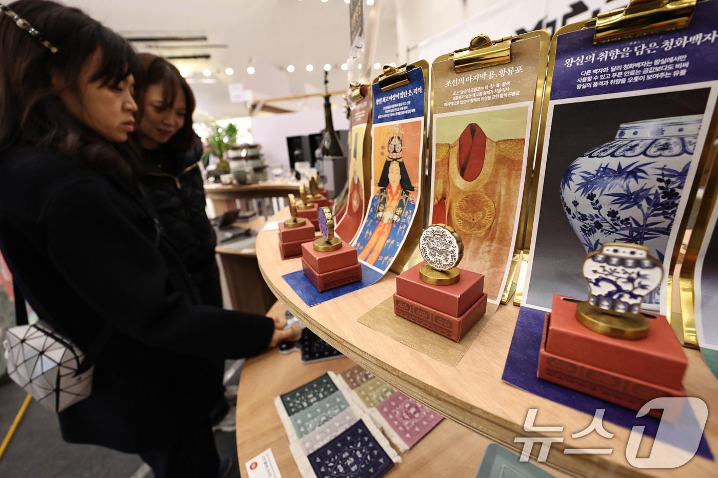 본문 이미지 - 사진은 지난해 서울 동대문디자인플라자(DDP)에서 열린 '2025 대한민국 관광기념품 박람회' 현장. 2025.11.21 ⓒ 뉴스1 구윤성 기자