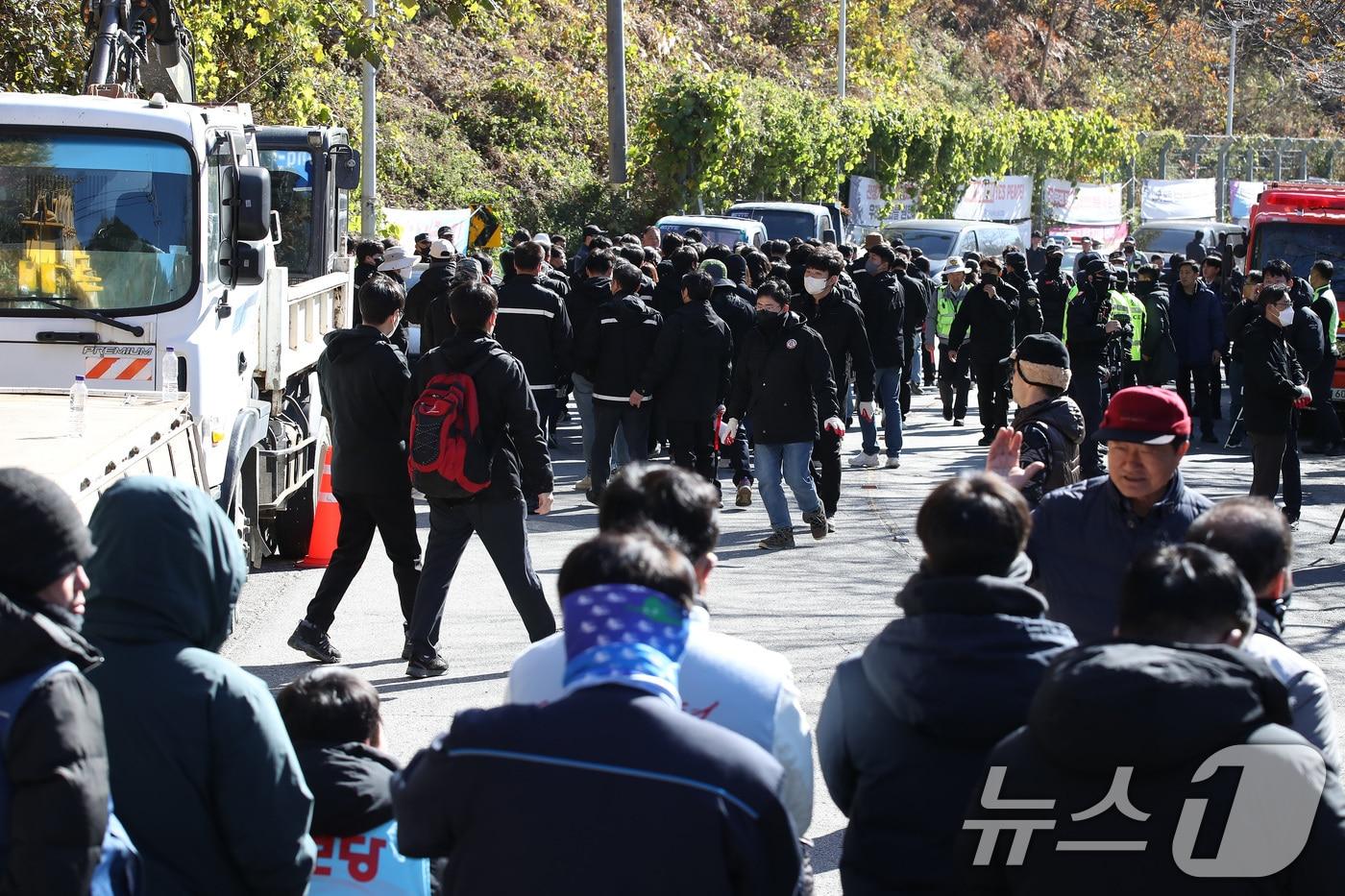 21일 오전 경북 성주군 주한미군 사드&#40;THAAD·고고도 미사일 방어체계&#41; 기지 입구에 설치된 사드 반대단체의 시설물에 대한 행정대집행에 나선 성주군 관계자들이 2시간여 반대단체 회원들과 대치하던 중 잠정 철수하고 있다. ⓒ News1 공정식 기자