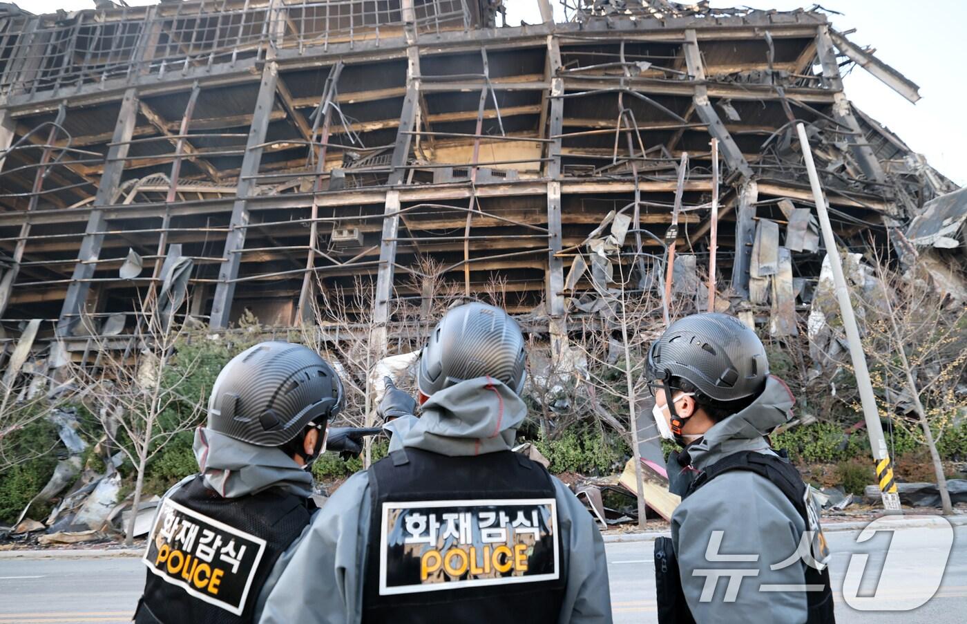 경찰과 소방, 국립과학수사연구원으로 꾸린 합동감식팀이 21일 오전 충남 천안시 이랜드 물류센터 화재 현장 감식을 하고 있다. 2025.11.21/뉴스1 ⓒ News1 김기태 기자