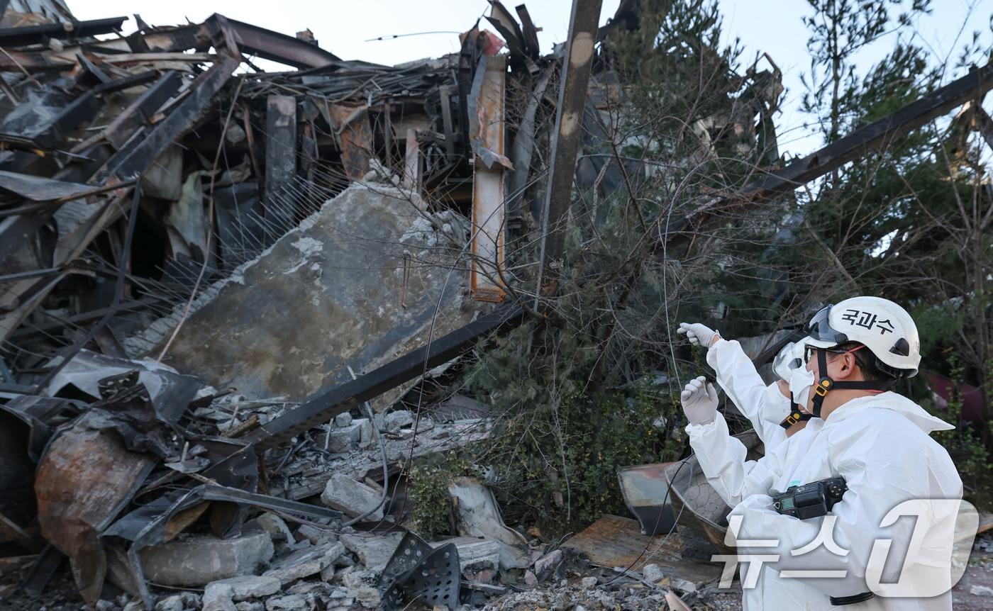 경찰과 소방, 국립과학수사연구원으로 꾸린 합동감식팀이 21일 오전 충남 천안시 이랜드 물류센터 화재 현장 감식을 하고 있다. 2025.11.21/뉴스1 ⓒ News1 김기태 기자