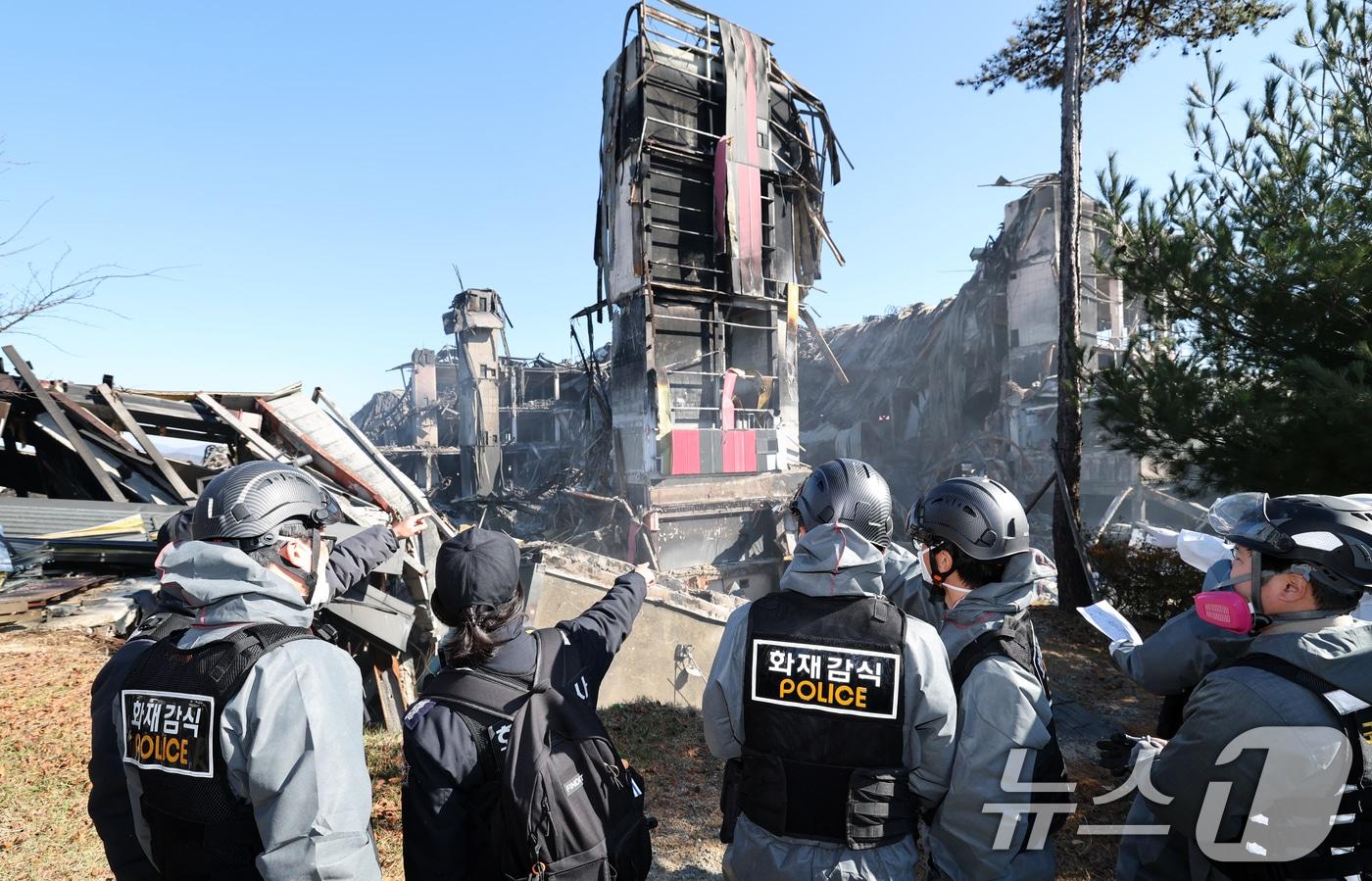 경찰과 소방, 국립과학수사연구원으로 꾸린 합동감식팀이 21일 오전 이랜드 물류센터 화재 현장 감식을 하고 있다. 2025.11.21/뉴스1 ⓒ News1 김기태 기자