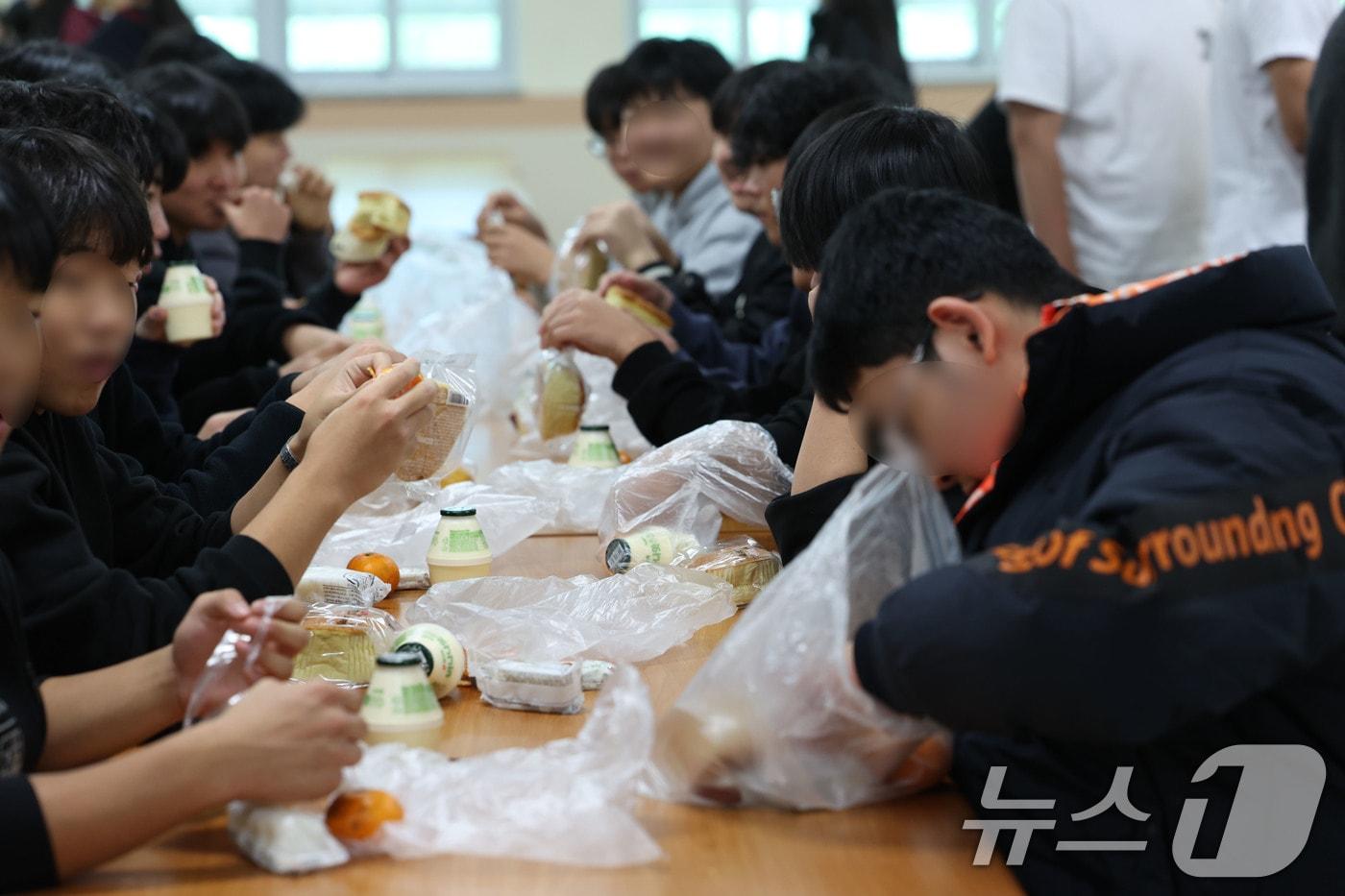 21일 학교비정규직 노조의 파업으로 인해 광주 북구 문흥동 문흥중학교에서 학생들이 대체식인 빵을 먹고 있다. 2025.11.21/뉴스1 ⓒ News1 박지현 기자