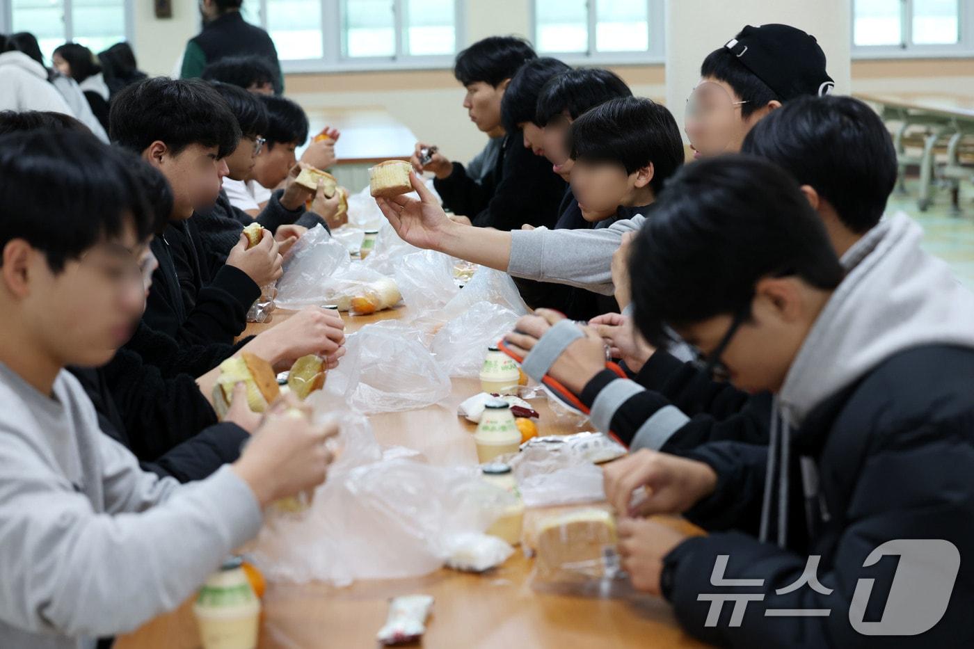 21일 학교비정규직 노조의 파업으로 인해 광주 북구 문흥동 문흥중학교에서 학생들이 대체식인 빵을 먹고 있다. ⓒ News1 박지현 기자