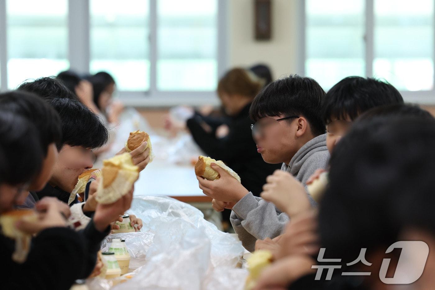 21일 학교비정규직 노조의 파업으로 인해 광주 북구 문흥동 문흥중학교에서 학생들이 대체식인 빵을 먹고 있다. 2025.11.21/뉴스1 ⓒ News1 박지현 기자