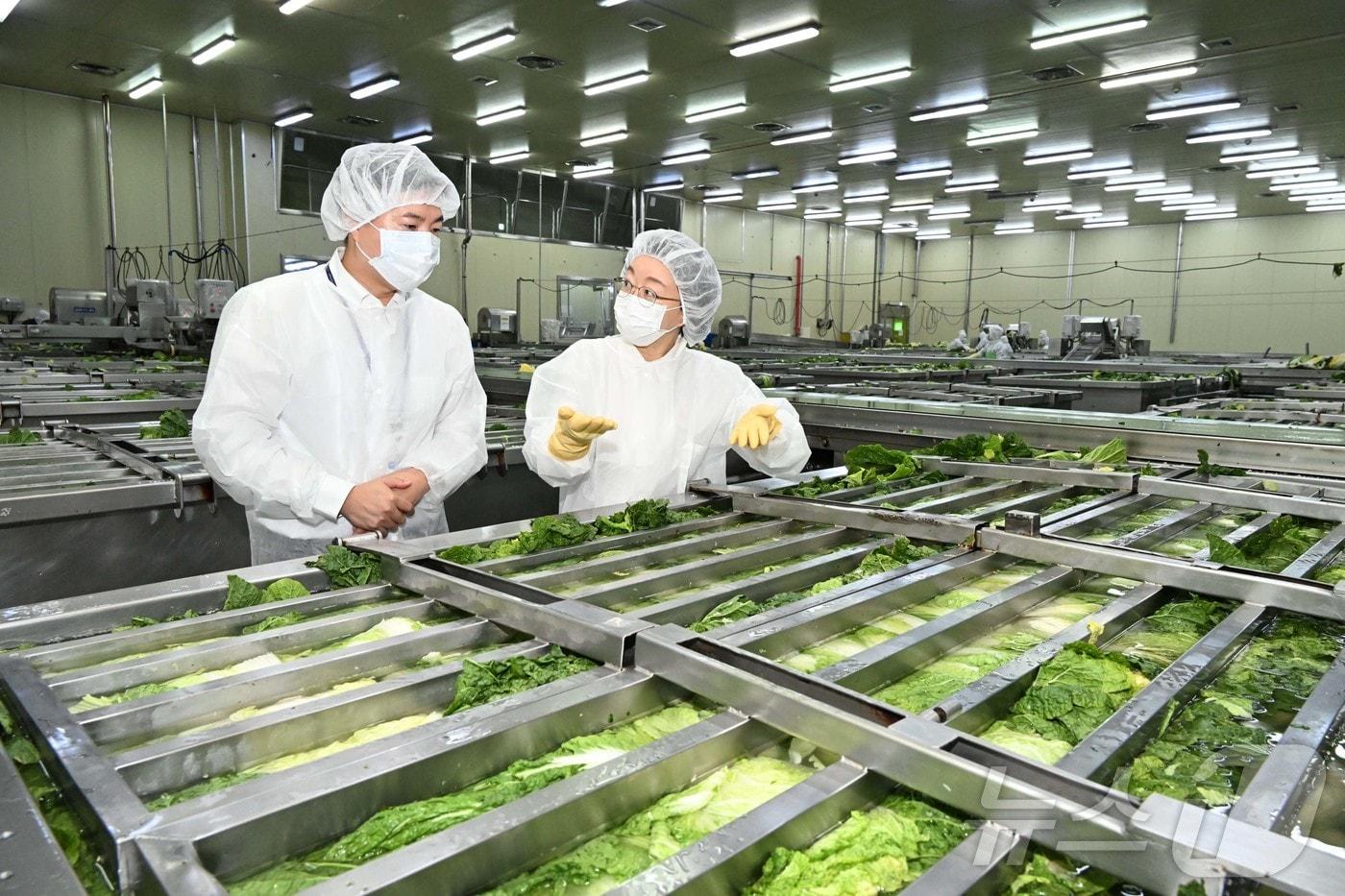 오유경 식품의약품안전처장이 21일 전남 해남 절임배추 생산업체 화원농협을 방문해 안전관리 현황을 점검하고 있다. &#40;식품의약품안전처 제공. 재판매 및 DB 금지&#41; 2025.11.21/뉴스1