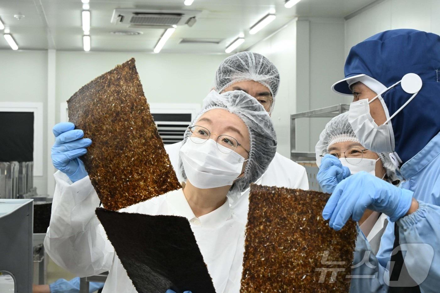 오유경 식품의약품안전처장이 21일 전남 목포에 위치한 마른김 생산업체 해농을 방문해 안전관리 현황을 점검하고 있다 . &#40;식품의약품안전처 제공. 재판매 및 DB 금지&#41; 2025.11.21/뉴스1