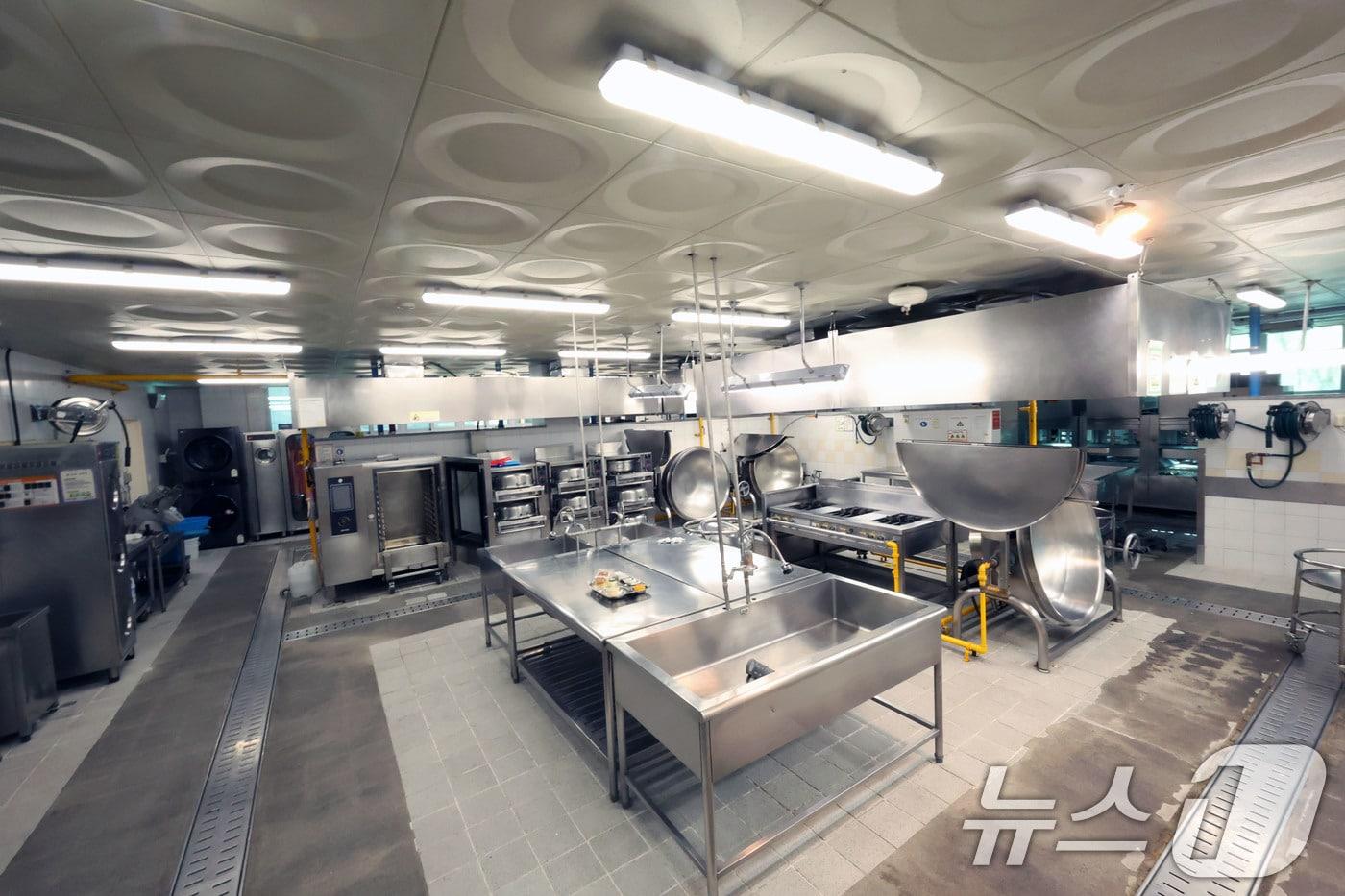 21일 학교비정규직 노조의 파업으로 인해 광주 북구 문흥동 문흥중학교급식실이 텅 비어 있다. ⓒ News1 박지현 기자