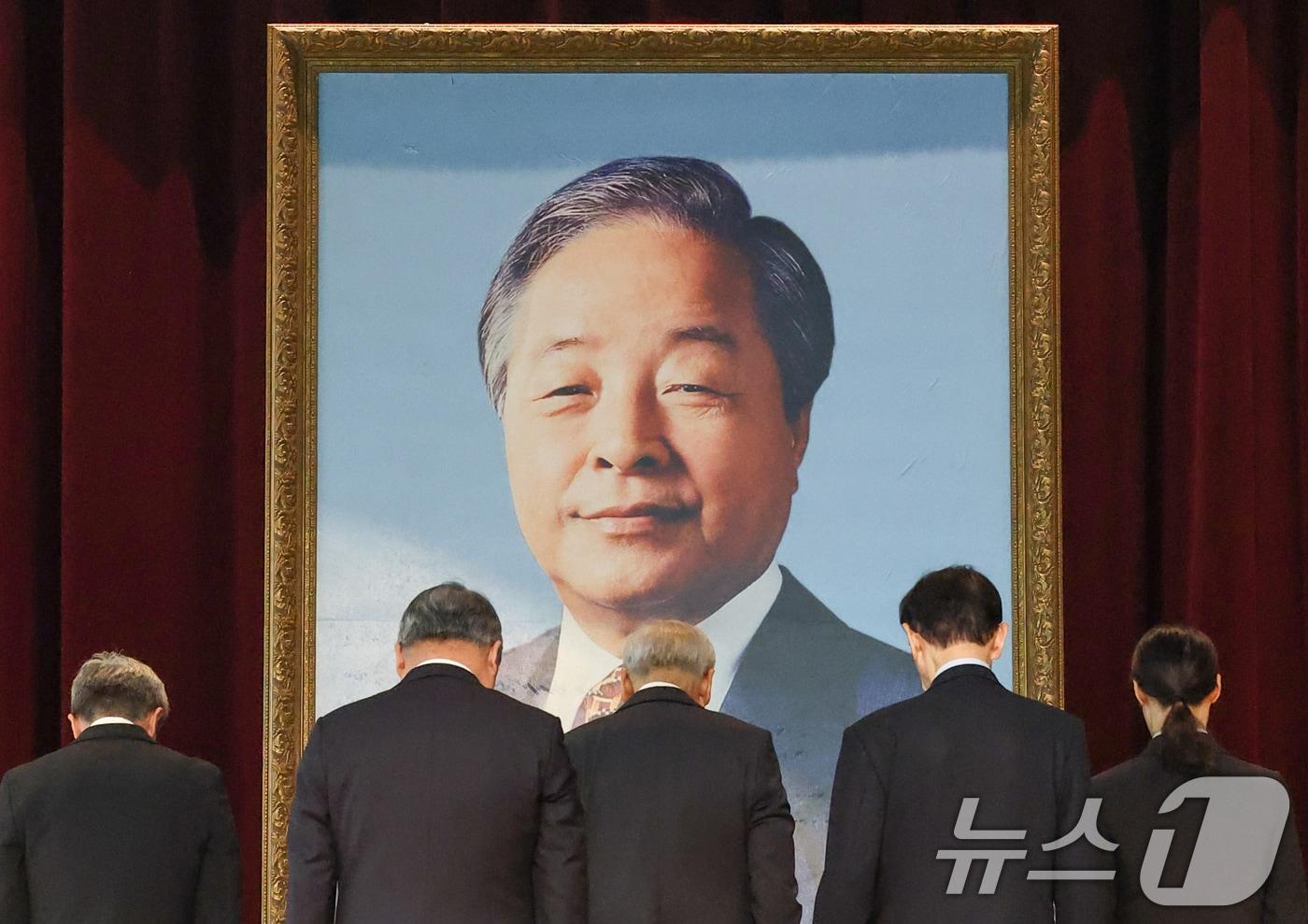 지난 21일 오전 서울 동작구 서울현충원에서 열린 김영삼 대통령 서거 10주기 추모식에서 참석자들이 헌화 및 묵념을 하고 있다. &#40;공동취재&#41; 2025.11.21/뉴스1 ⓒ News1 황기선 기자