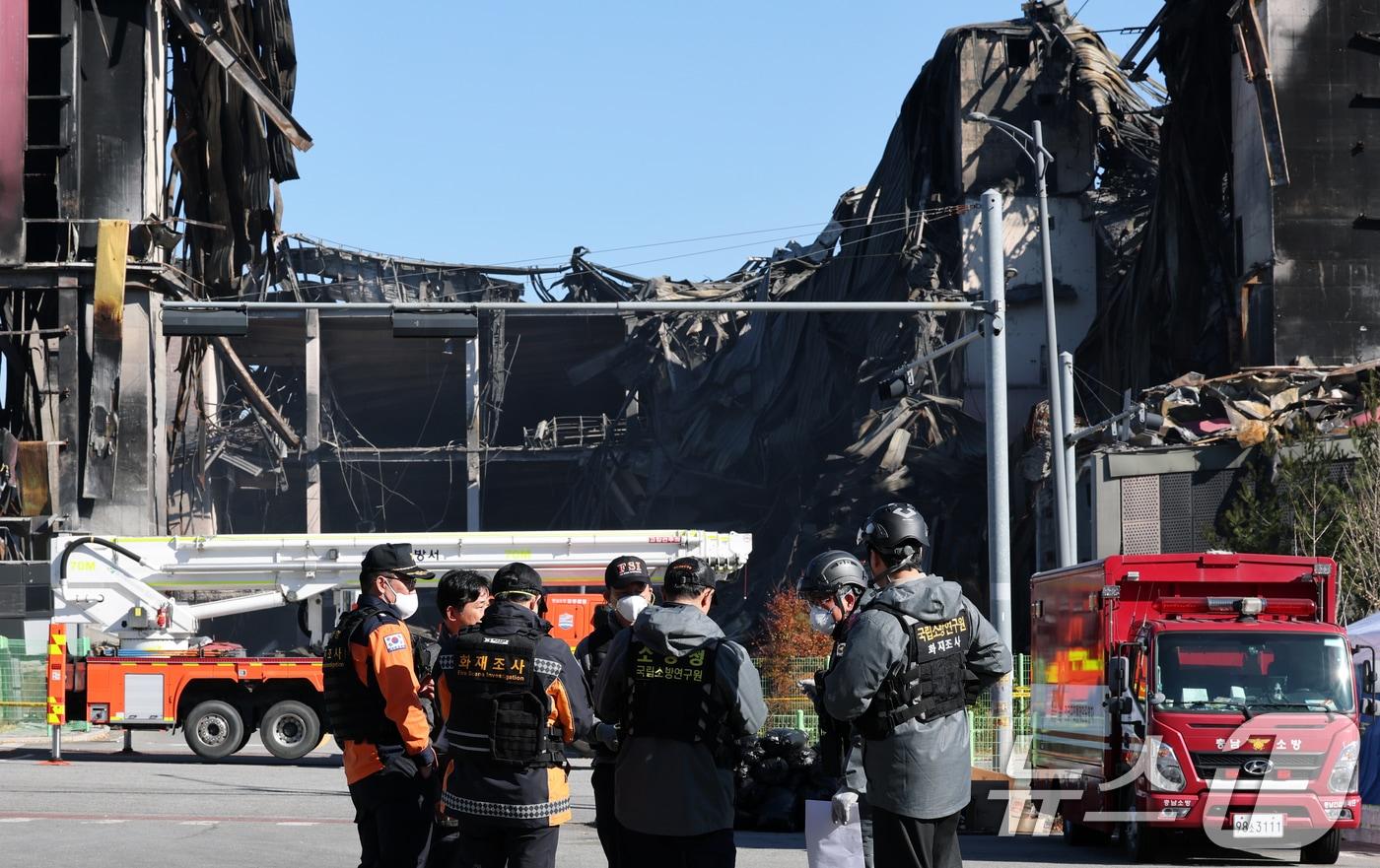 경찰과 소방, 국립과학수사연구원으로 꾸린 합동감식팀이 21일 오전 이랜드 물류센터 화재 현장 감식을 하기 위해 논의하고 있다. 2025.11.21/뉴스1 ⓒ News1 김기태 기자