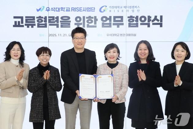 본문 이미지 - 우석대학교와 가천대학교 RISE&#40;지역혁신 중심 대학지원체계&#41; 사업단이 21일 업무협약을 맺고, 지역발전 생태계구축을 위해 힘을 모으기로 했다.&#40;우석대 제공, 재판매 및 DB 금지&#41;/뉴스1
