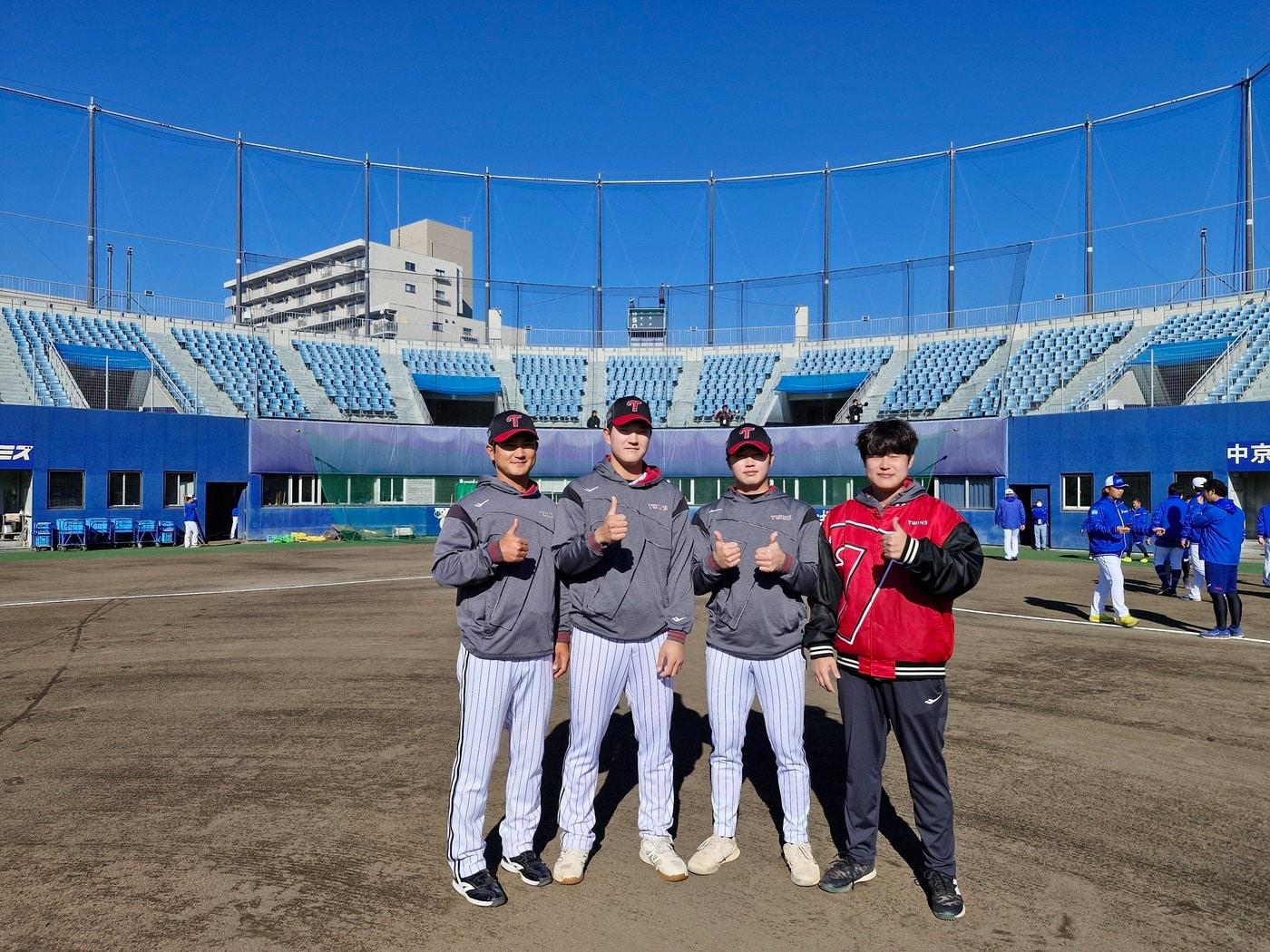 본문 이미지 - LG 트윈스의 문정빈&#40;왼쪽에서 2번째&#41;과 손용준&#40;왼쪽에서 3번째&#41;. &#40;LG 제공&#41;