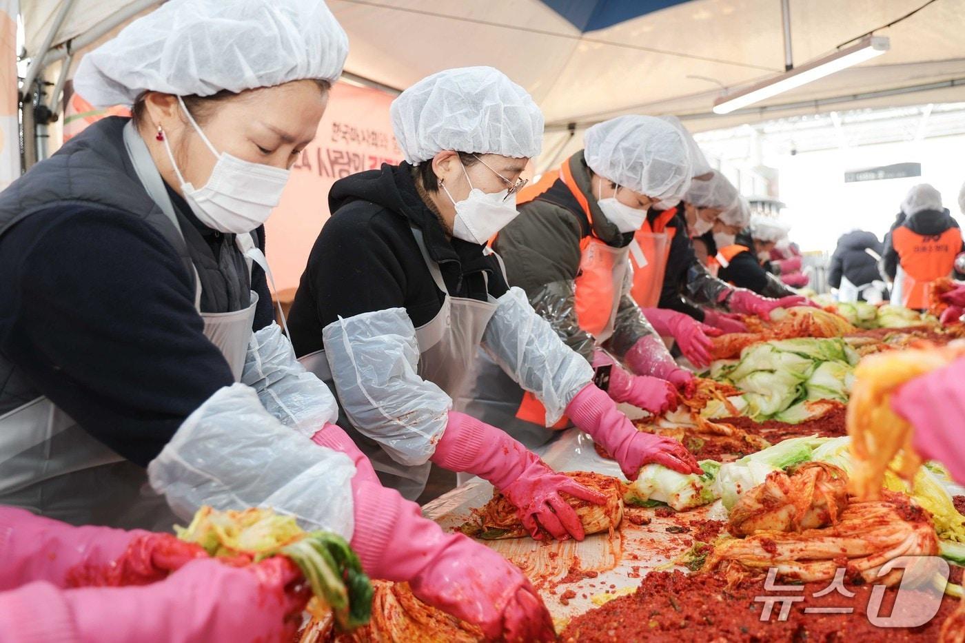 한국마사회 렛츠런파크 서울 바로마켓이 김장나눔 축제를 연다. 지난해 김장 나눔 행사의 모습. &#40;한국마사회 제공&#41;